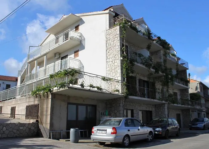 8765b * Jelsa (Hvar)