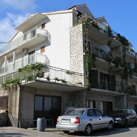 8765b * Jelsa (Hvar)
